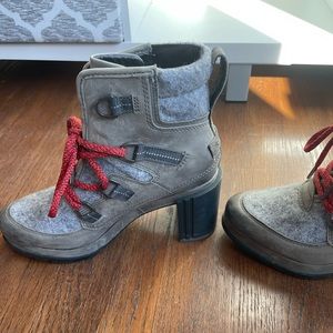 Worn once! Sorel women’s lace up waterproof boots. Olive & grey w/ red laces.
